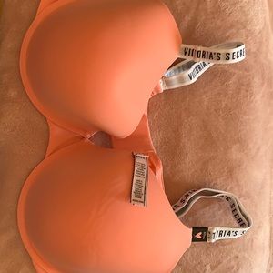 NEW WITH TAGS VICTORIAS SECRET TSHIRT LIGHTLY LINED DEMI BRA 40 DD ret $40
